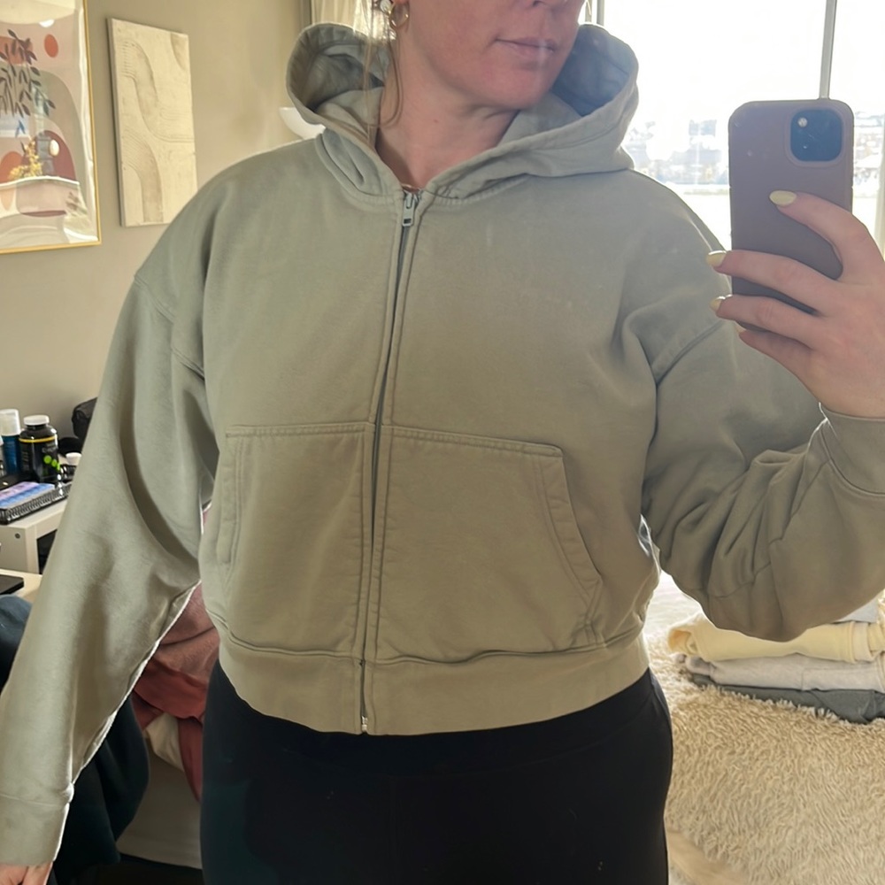Aritzia TNA cropped zip up hoodie